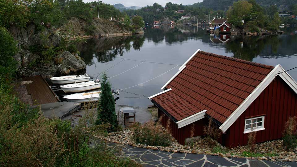 Fjordküste mit Felsen und Meer