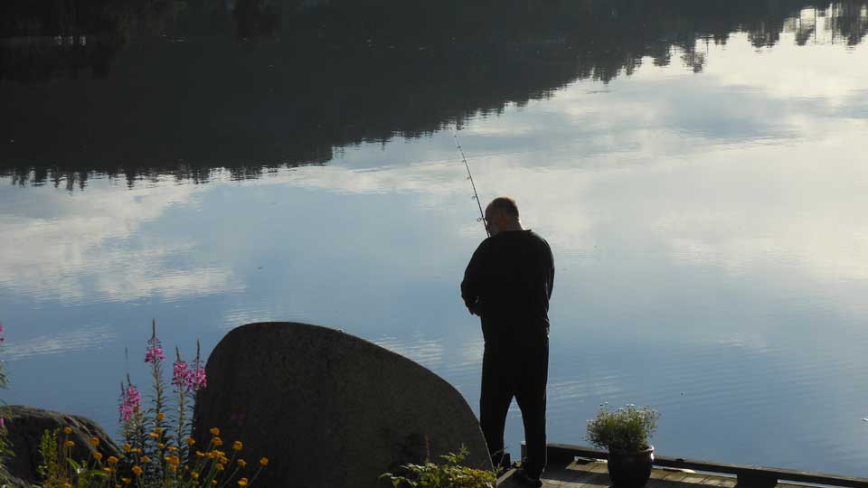 Kleines Boot beim Angeln auf ruhigem Wasser